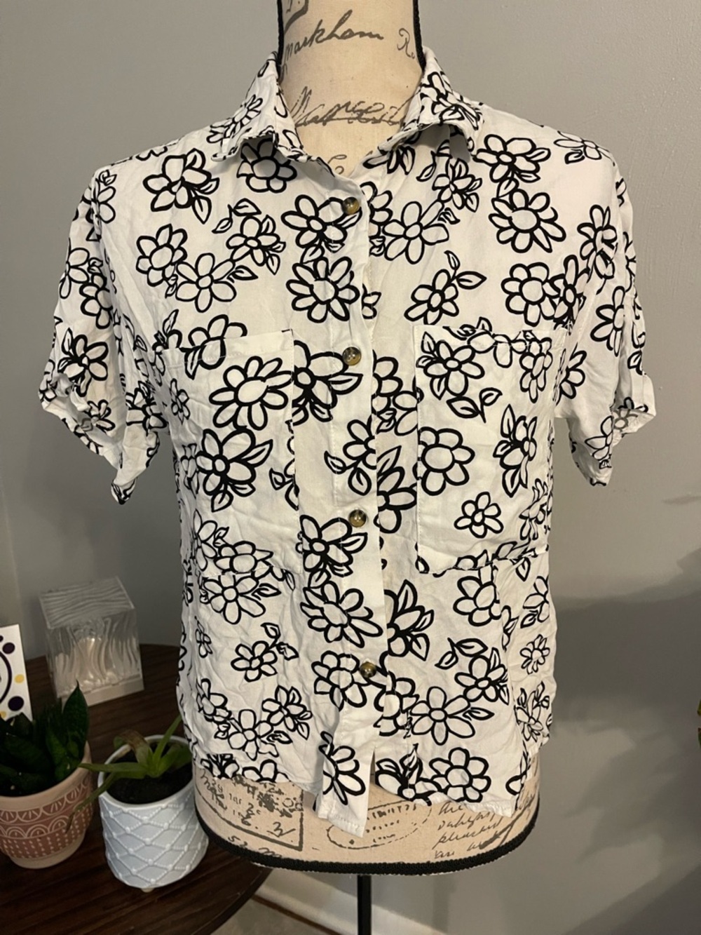 J for Justify White Black Daisy Floral Button Front Shirt Size S
